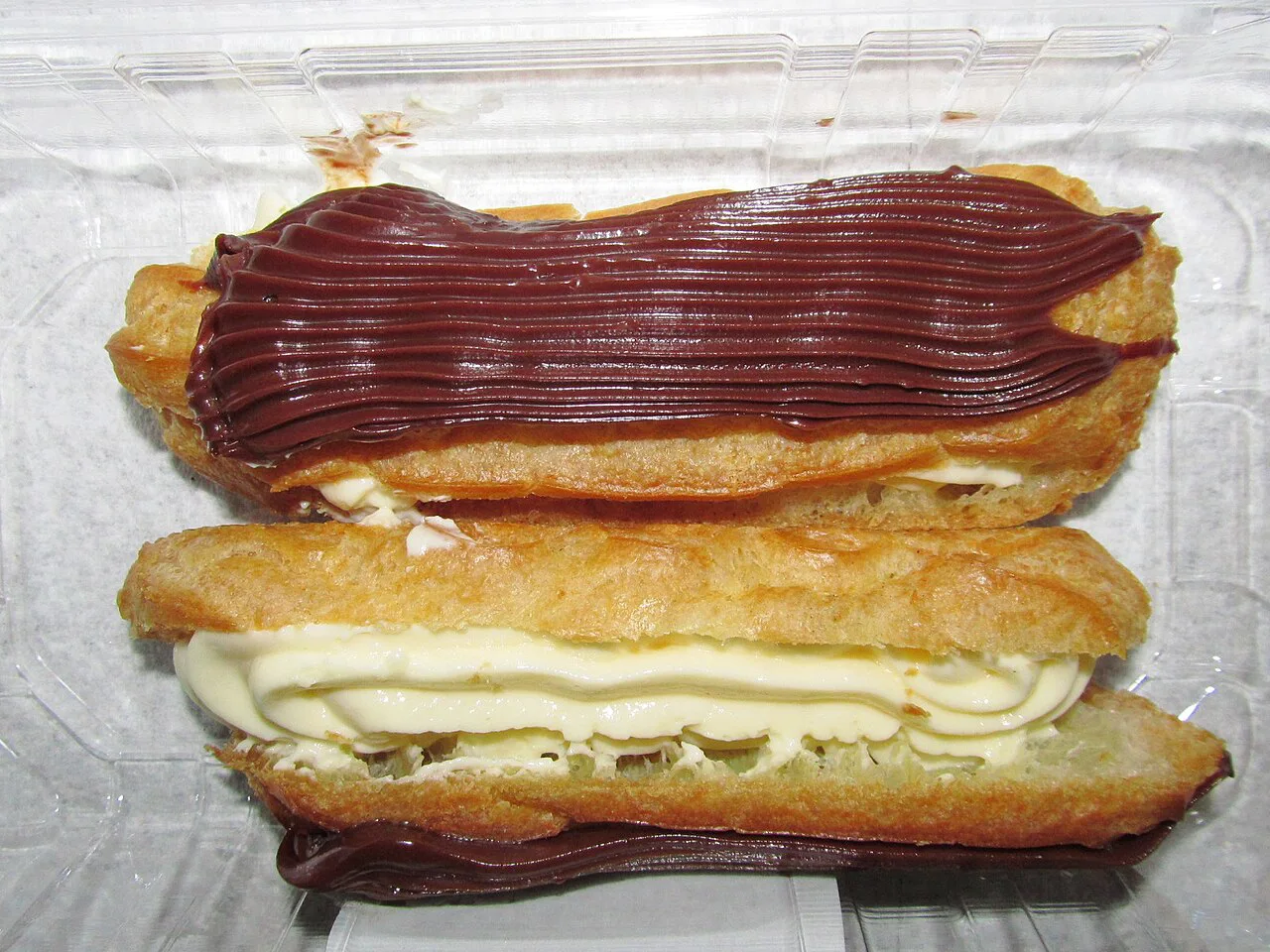 Эклер шоколадный